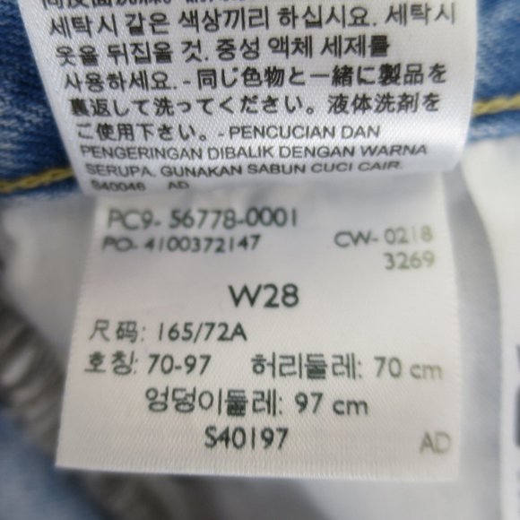 Levi's Light Wash Mom Jean Size 28 - Picture 14 of 14